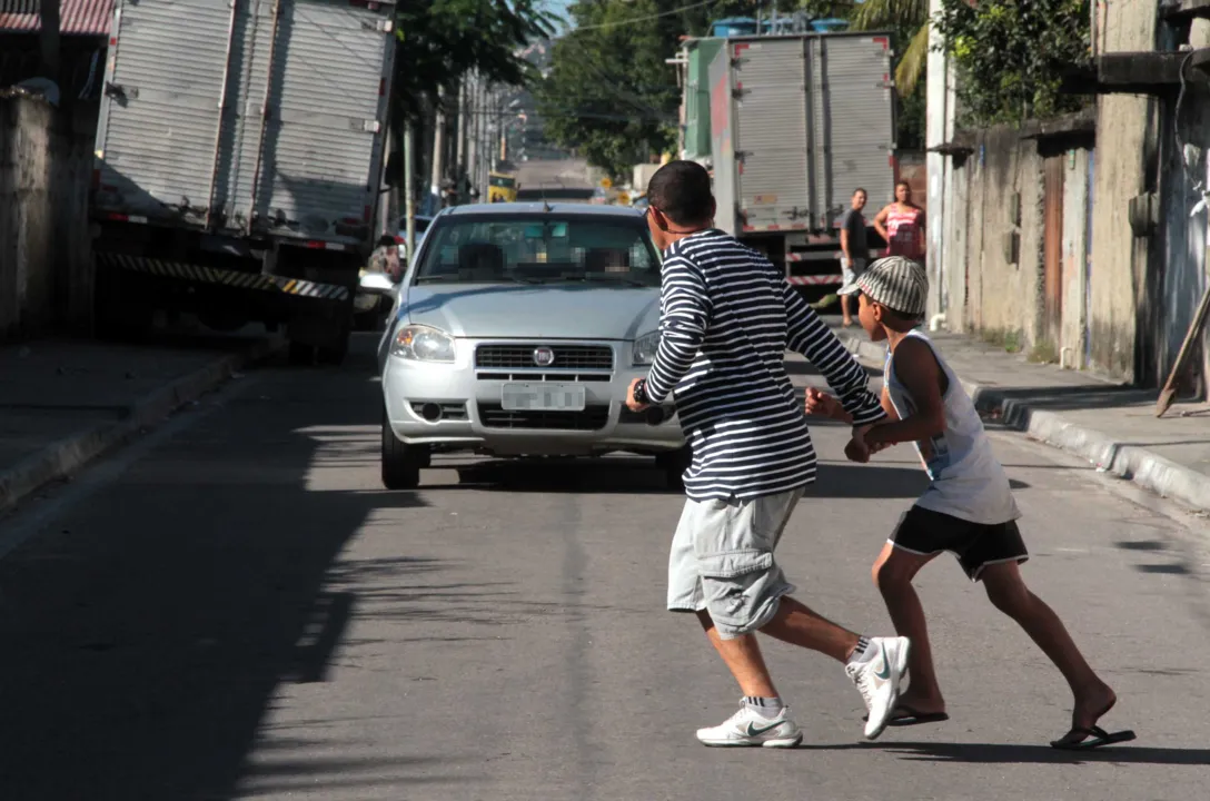 Moradores reclamam que várias pessoas foram atropeladas