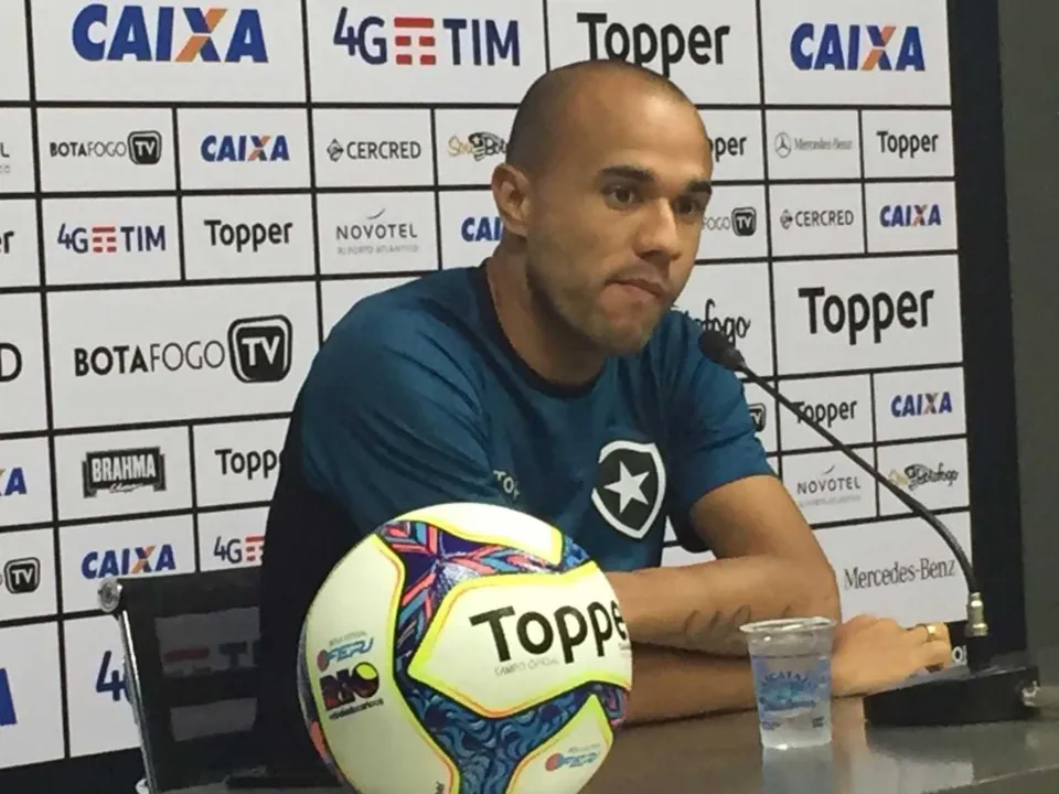Atacante Roger revelou que já passou por dias ruins no clube