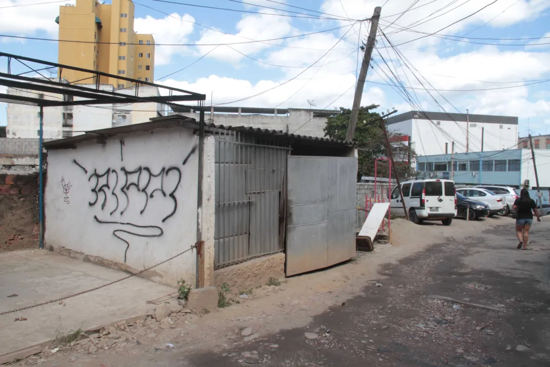 Segundo os moradores, áreas da Rua Elvis Preslei onde existem obras foram apropriadas indevidamente