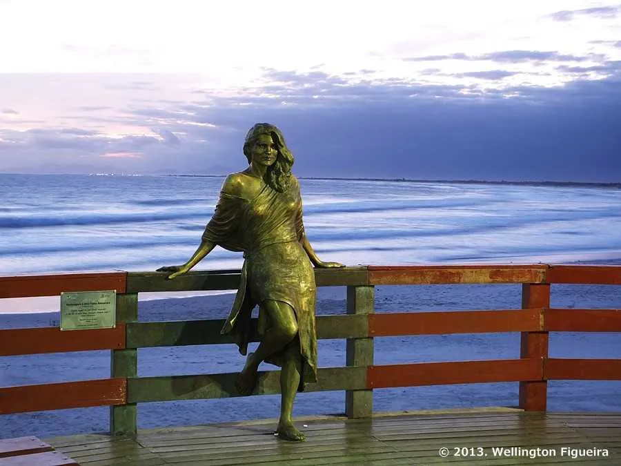 A Prefeitura já avisou, no entanto, que a estátua da atriz será mantida pelo apelo turístico