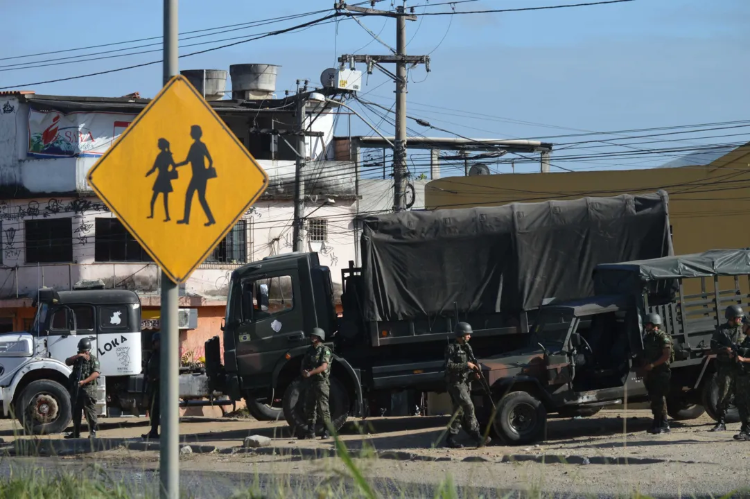 os militares se posicionaram em pontos estratégicos nas rodovias que cortam a cidade e em alguns bairros