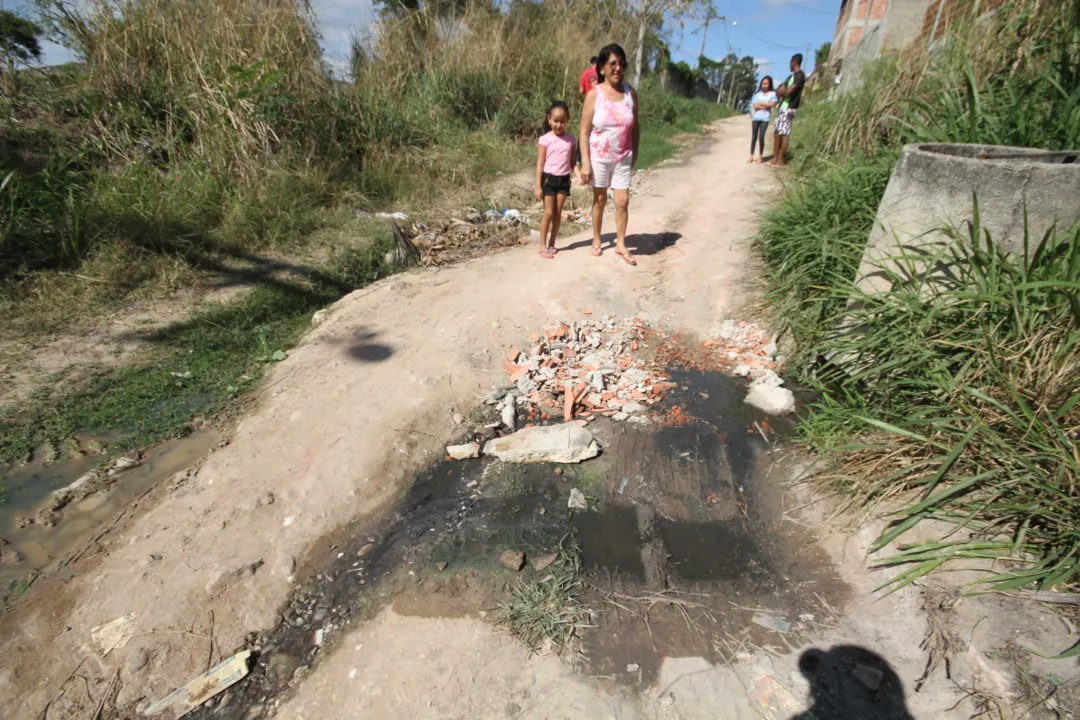 
Moradores do bairro reclamam da falta de infraestrutura que atrapalha a vida e a saúde deles