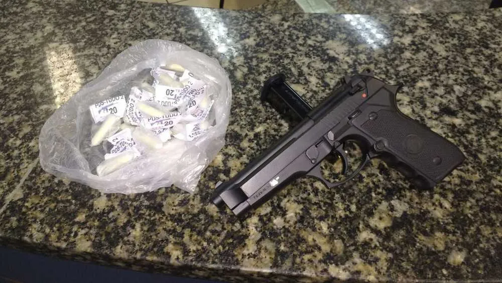  A pistola 9mm e a quantidade de drogas foram apreendidas e levadas para a 126ªDP (Cabo Frio)
