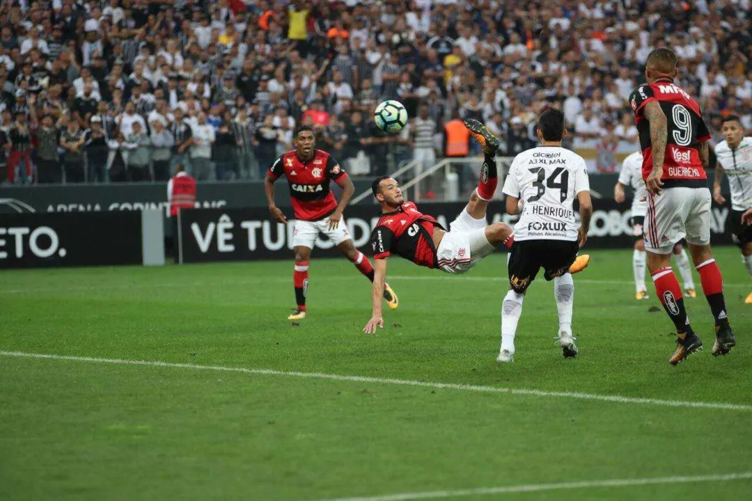O zagueiro Réver marcou um golaço de voleio e salvou o time da derrota, na Arena Corinthians
