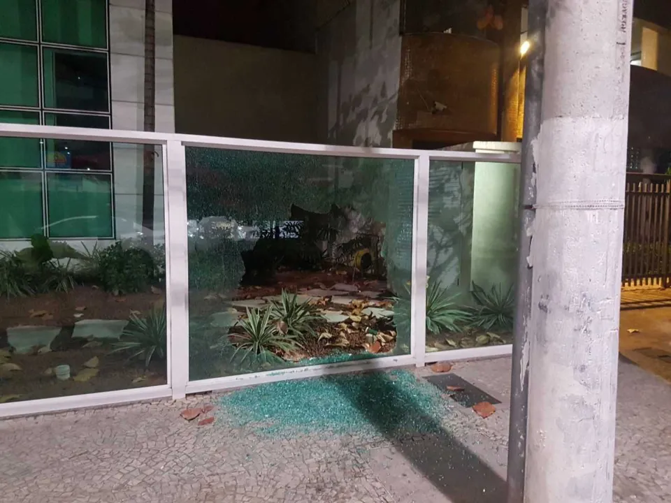 Tiroteio destruiu vidraça de um edifício próximo ao local