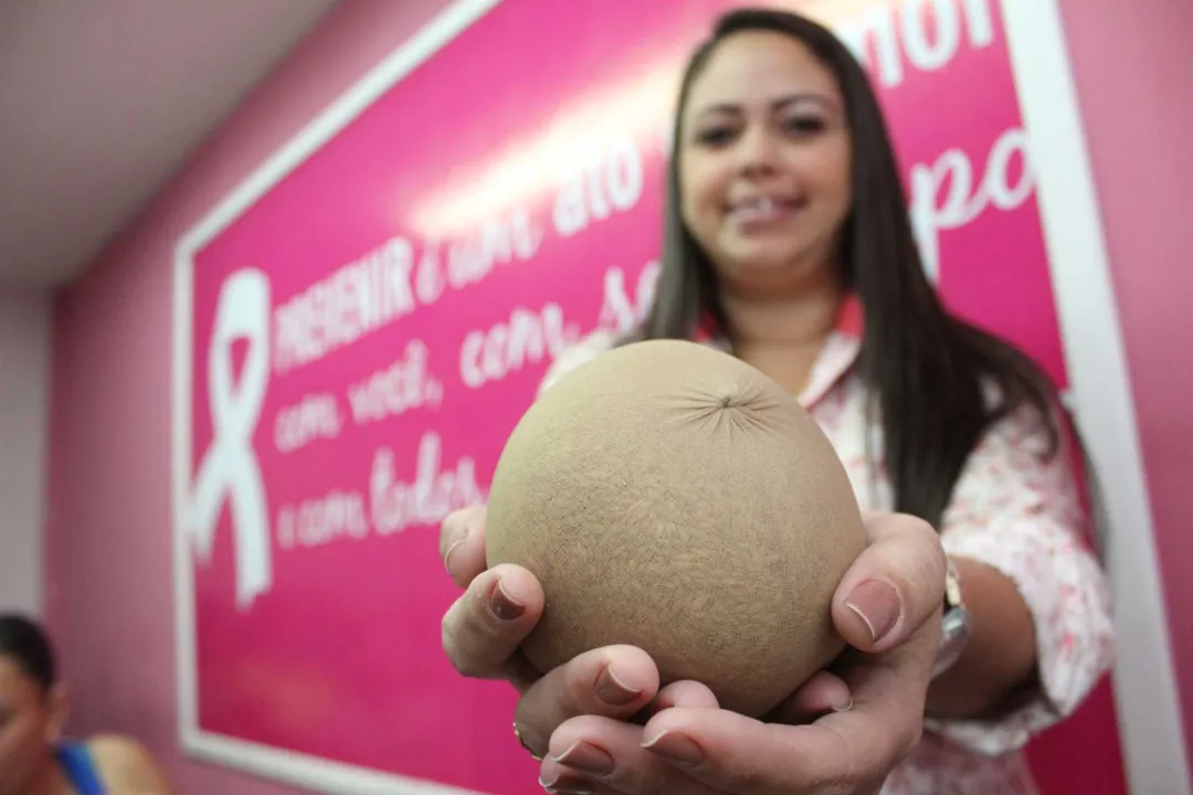 Patrícia Silva, coordenadora do Espaço Rosa, mostra a prótese de alpiste doada às gonçalenses