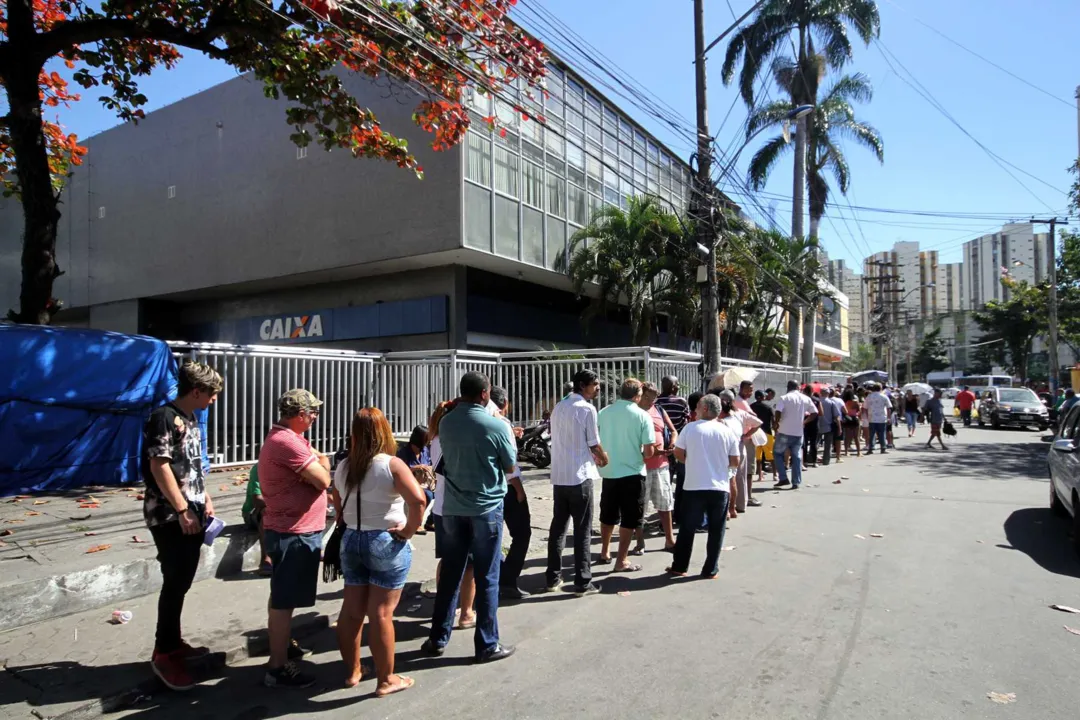 O último dia para saques das contas inativas foi marcado ontem por imensas filas em SG