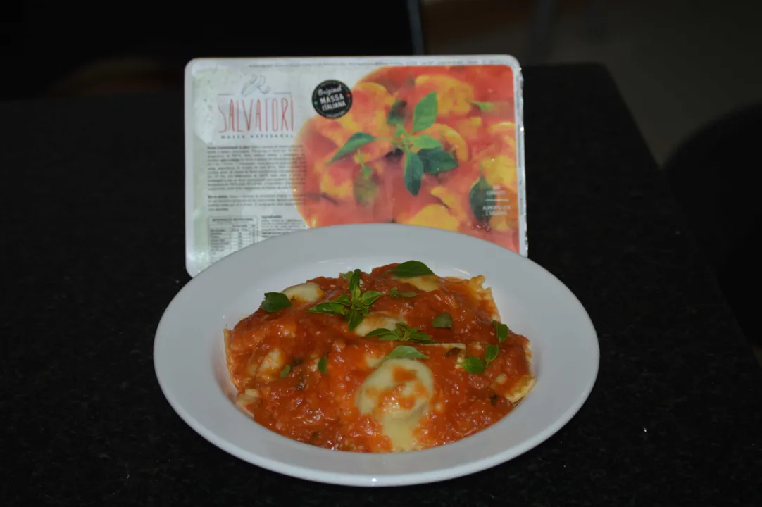 Se você é como eu e não curte massa congelada, a Salvatori Massa Artesanal nasceu para mudar nossa percepção. O ravióli de carne ao molho pomodoro é tão macio que nem parece que veio de uma embalagem congelada. A massa é leve, e o molho mega suculento. Mas o ponto alto do prato é o recheio: o patê de carne é cremoso e temperado na medida certa. O espaço, que também serve massas e risotos para o almoço de segunda a sexta-feira, tem cinco sabores de massas artesanais congeladas, que podem ser entregues no sossego do seu lar e custam em média R$ 25. No local, o chef Rodrigo Ferreira faz tudo com farinha de trigo italiana, e as massas são apresentadas em embalagens super charmosas. Desse jeito, até vale a pena recorrer aos congelados, não é mesmo? O site da casa é www.massasalvatori.com.br