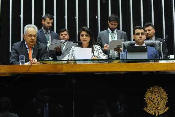 Deputada Mariana Carvalho fez a leitura do parecer da CCJ sobre a denúncia contra Michel Temer