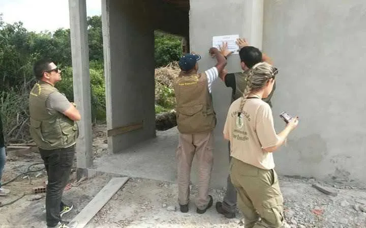 Durante a ação, agentes notificaram o proprietário de um condomínio, no Parque das Garças