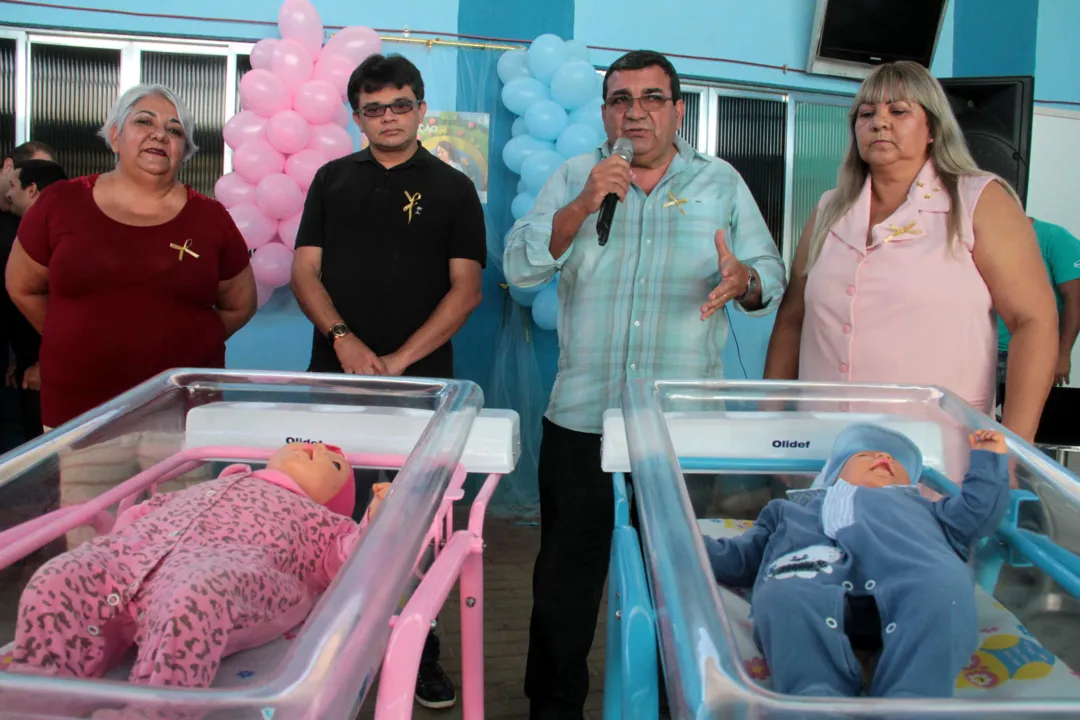 Enfermeiras ensinam como fazer para manter a amamentação durante os primeiros seis meses