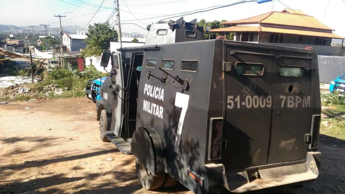 Policiais percorreram a comunidade com o auxílio do Caveirão