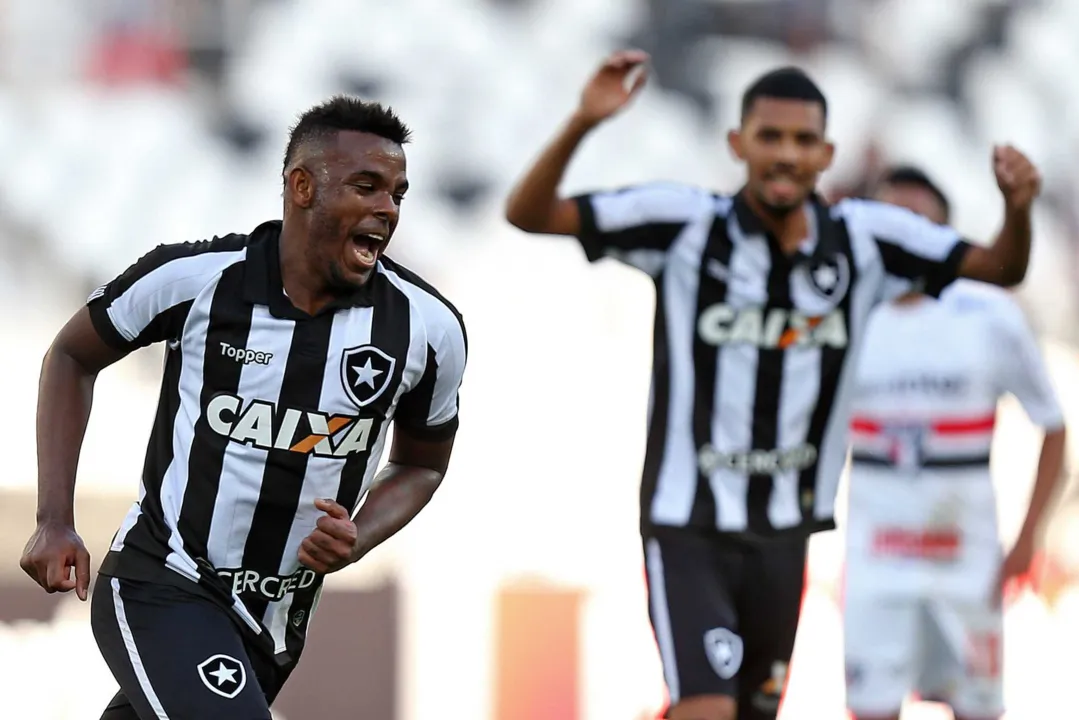 Marcos Vinicius marcou dois gols na estreia e tenta cavar vaga