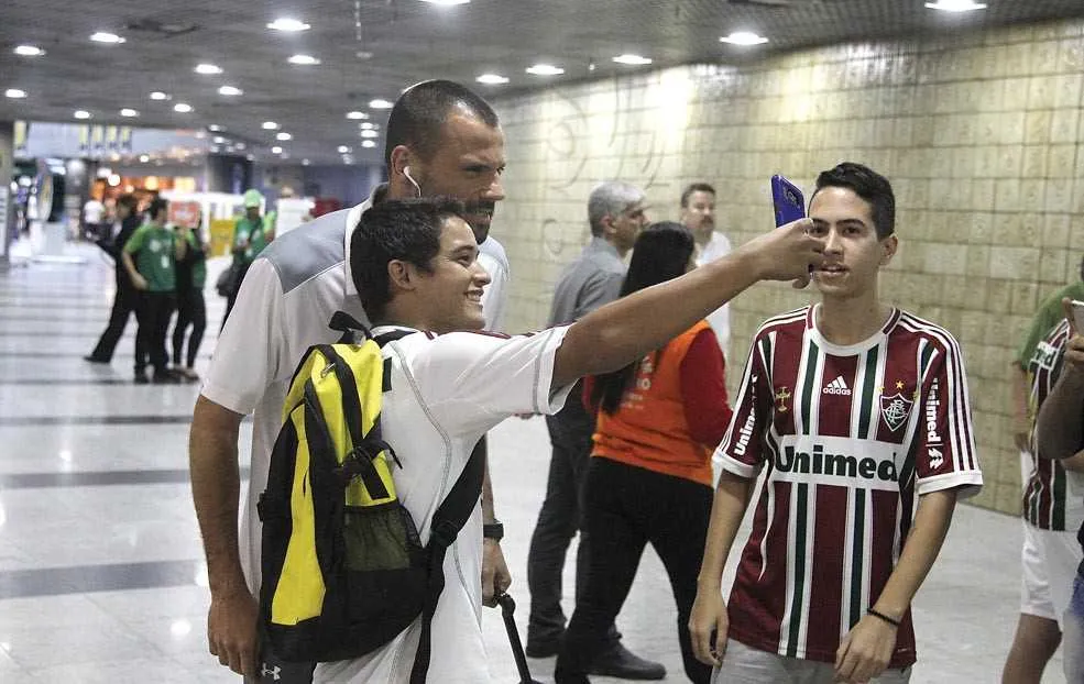 Delegação foi assediada por torcedores ao desembarcar em Recife na tarde de ontem