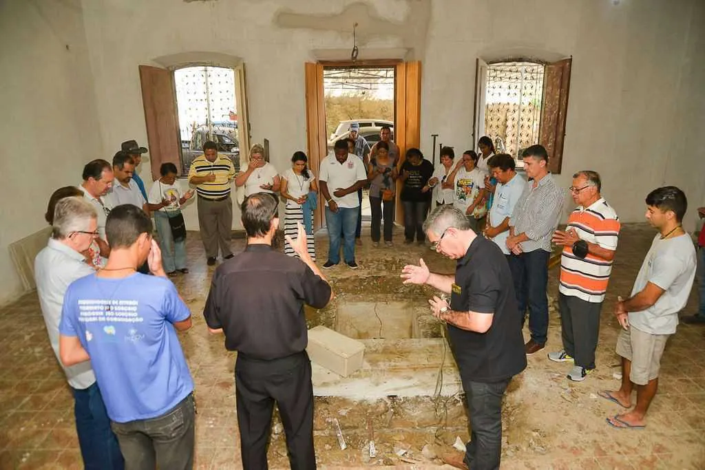 Restos mortais foram retirados na frente do padre, dos fiéis e parentes de Barenco Coelho