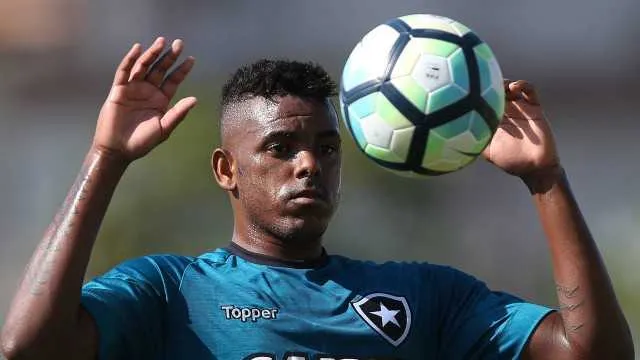 O meia Marcos Vinícius está em boa fase no time do Glorioso