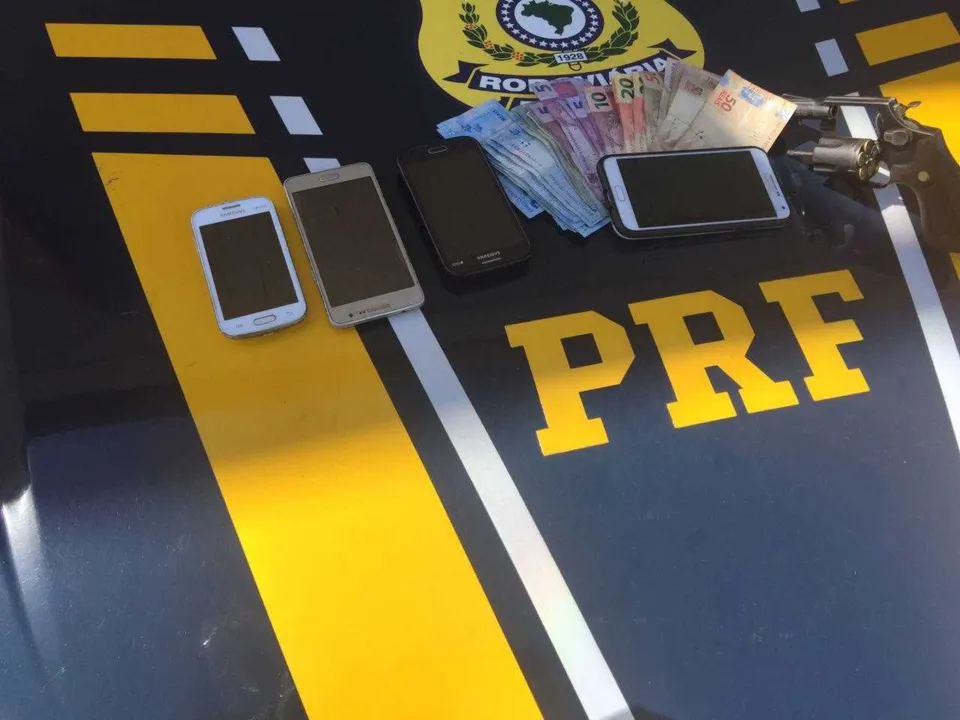 Os policiais rodoviários recuperaram o material roubado