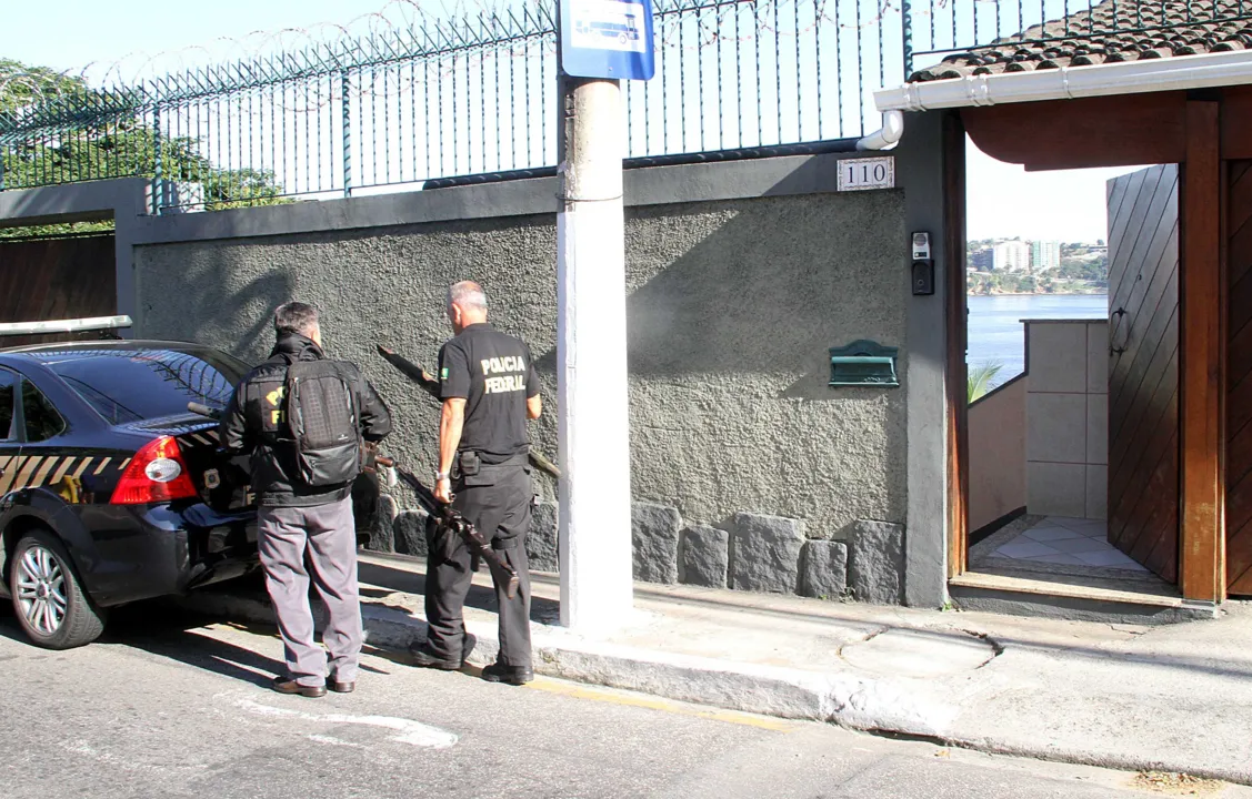  Na casa do engenheiro, em São Francisco, foram encontradas mais de 15 armas, além de US$51 mil