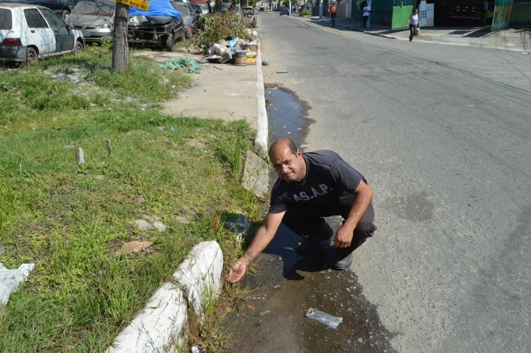 Técnicos da Cedae não resolvem o vazamento na rua