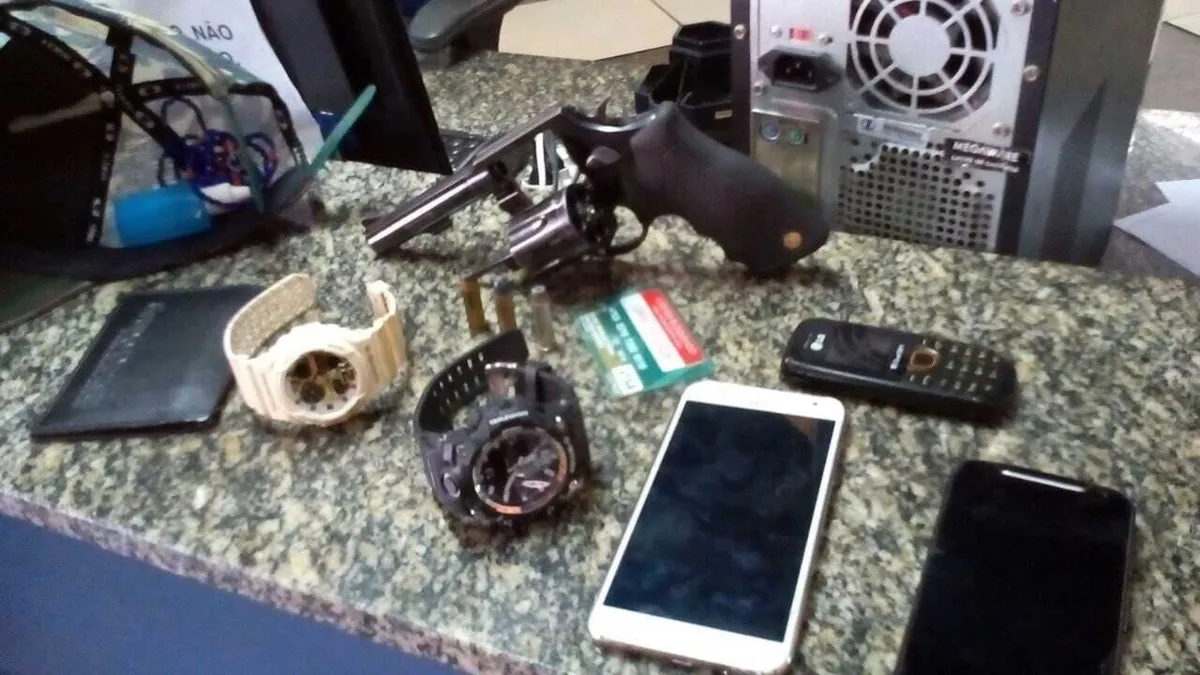 Os policiais recuperaram os objetos roubados das vítimas