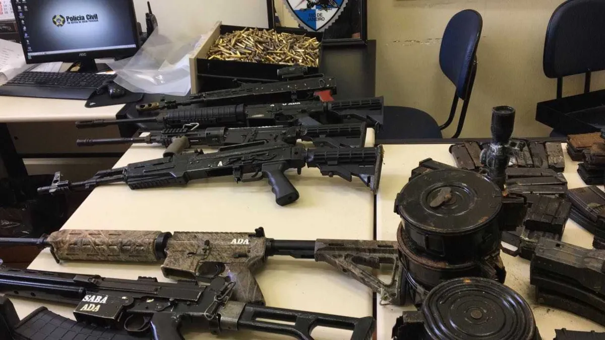 Entre as armas estavam fuzis, pistolas e uma espingarda