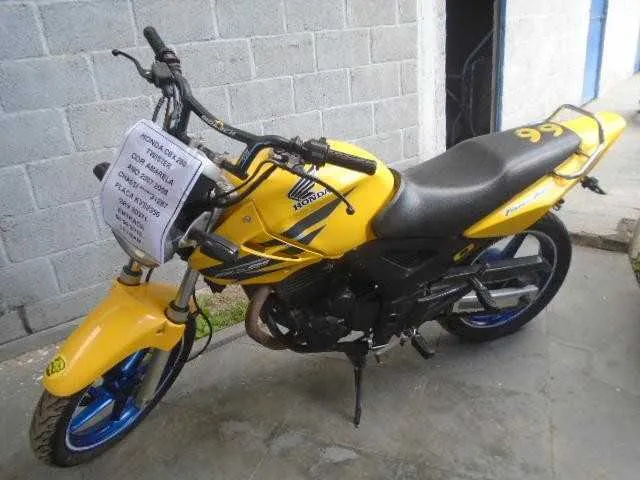 De acordo com os organizadores do leilão,
modelos de carros e motos, de anos e cores variadas,
têm valores considerados abaixo da tabela de mercado