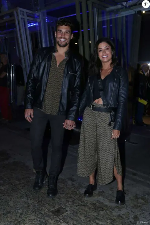 O casal Aline Riscado e Felipe Roque mostrou que tem sintonia e combinou os “looks” para prestigiar a estreia do musical “Relaxa que é Sexo”, de Wolf Maia, em teatro na Zona Oeste do Rio. Os dois estavam vestidos com uma jaqueta de couro preta e ainda optaram pela mesma estampa, que foi usada por Aline na calça “pantacourt”, enquanto Felipe usou uma camisa com o mesmo desenho.
