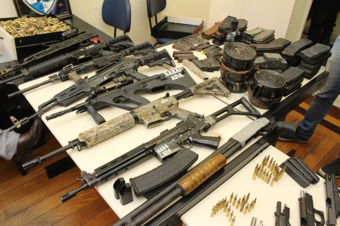 Agentes apreenderam sete fuzis, quatro pistolas e escopeta