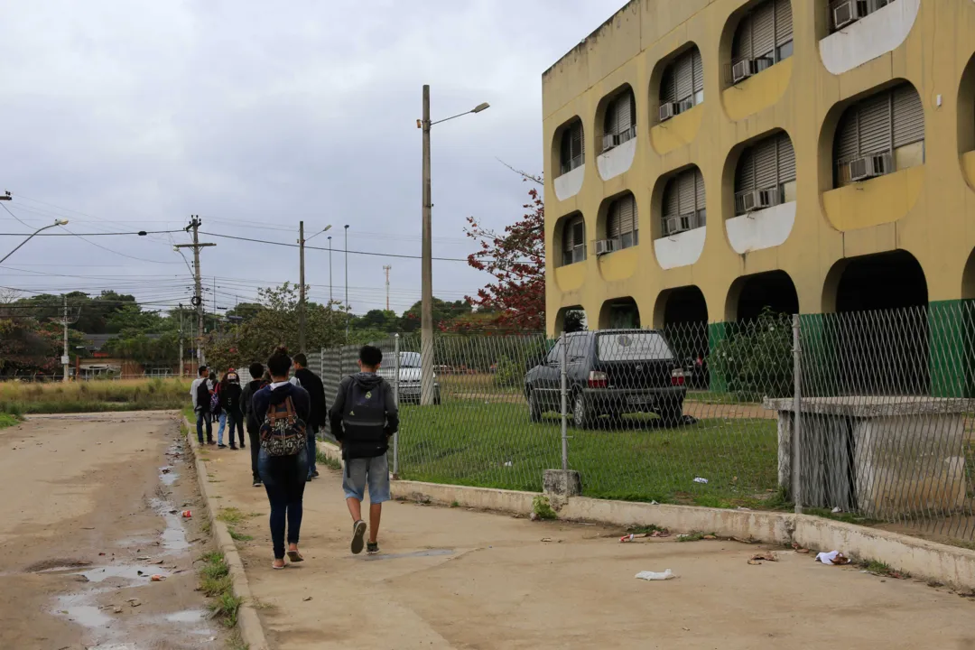 Alunos do Colégio Estadual Doutor Moacyr Meirelles aguardam conclusão de obras no local