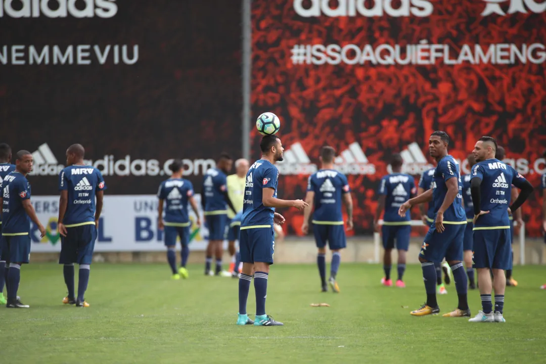 Jogadores do Flamengo realizaram um leve treino, ontem à tarde, no Centro de Treinamento