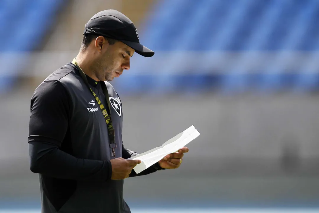 O técnico Jair Ventura ainda tem algumas dúvidas na escalação