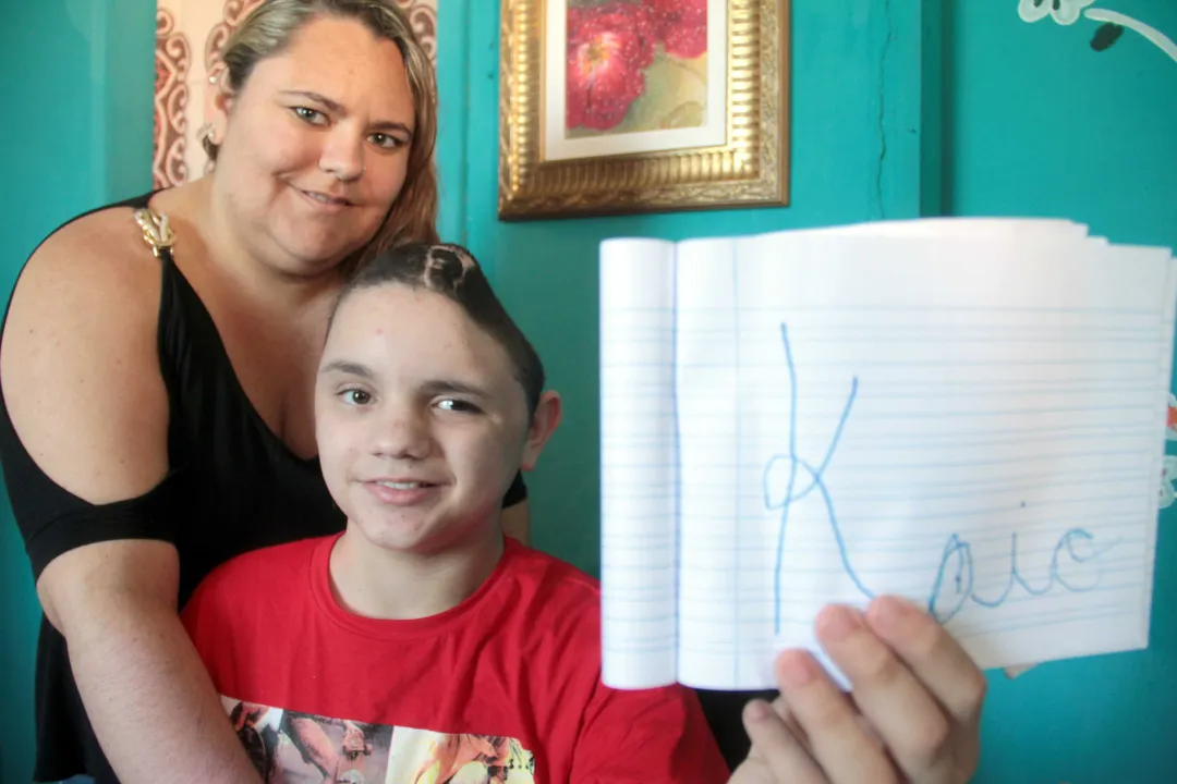 28 07 2017 Kaio aprendeu escrever seu proprio nome só alegria SN