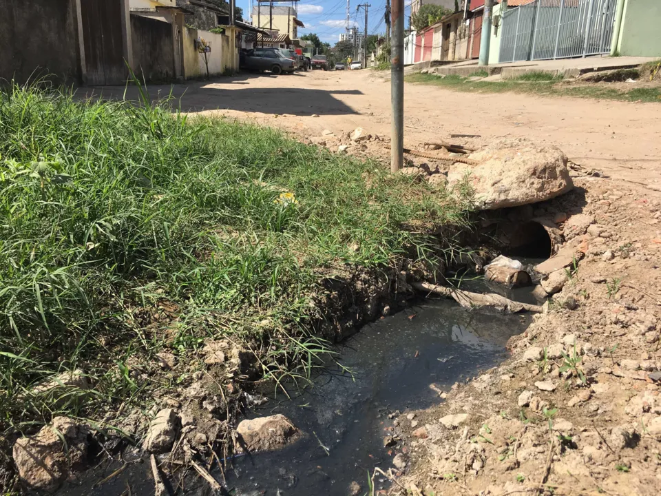 Valão, que fica no meio da Rua Mirtes Leal de Carvalho, no bairro Shangri-lá, incomoda moradores