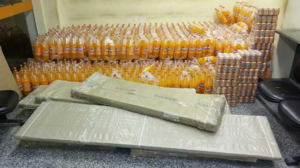  No Porto do Rosa, estavam engradados de refrigerantes