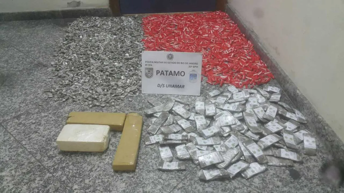  Em Unamar, maconha e cocaína estavam enterradas em um terreno abandonado na Rua Diego