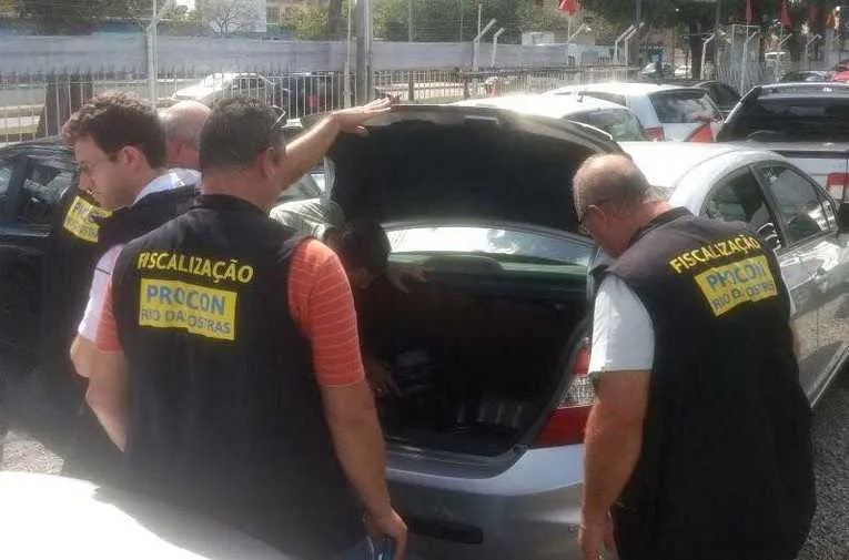 Fiscais do Procom realizaram operação "Carro Legal" para fiscalizar agências de veículos