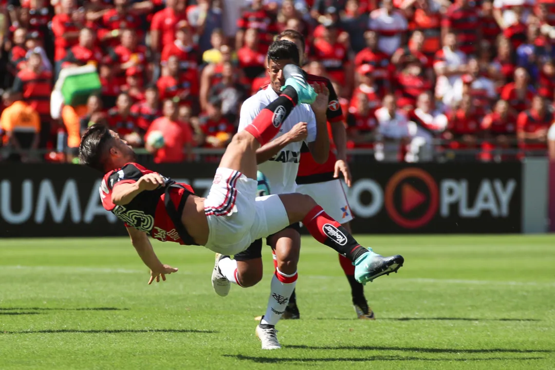  O meia Diego recebeu vaias da torcida e disse que é muito difícil um jogador passar por isso