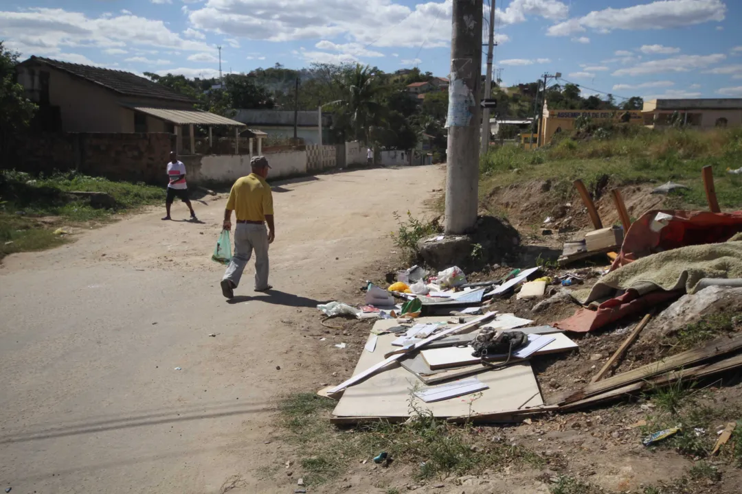 Rua Ernestino Carvalho foi a única que não recebeu intervenções de infraestrutura no bairro