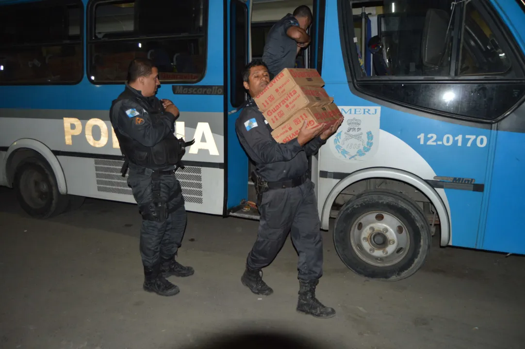 Os policiais tiveram que usar um ônibus para o transporte