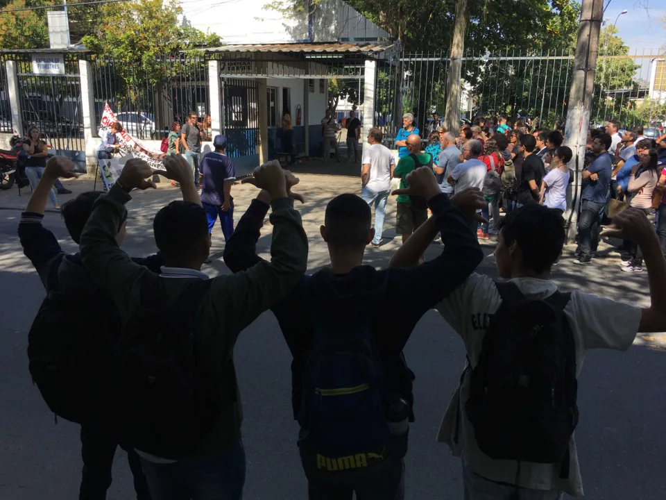 Profissionais, alunos e seus pais fizeram assembleia ontem.