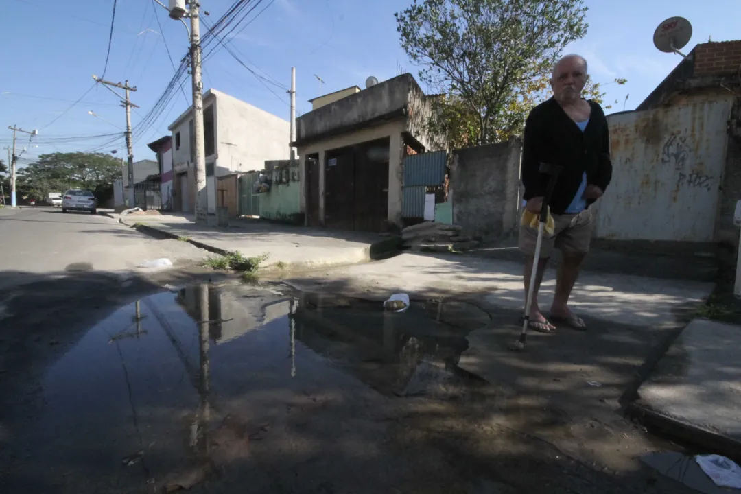 Rua água acumula na frente de casa de aposentado que sofreu AVC.