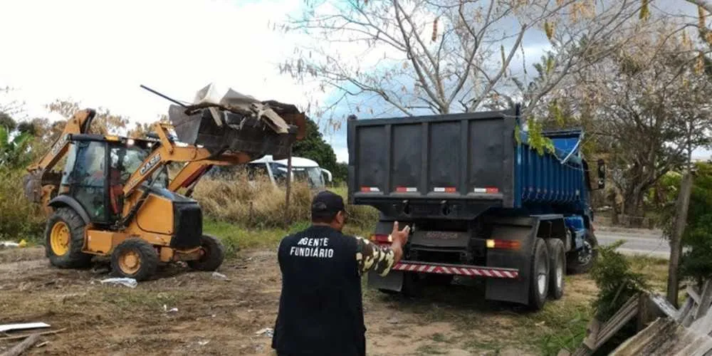As equipes responsáveis pela operação demoliram 14 barracos sem moradia às margens da