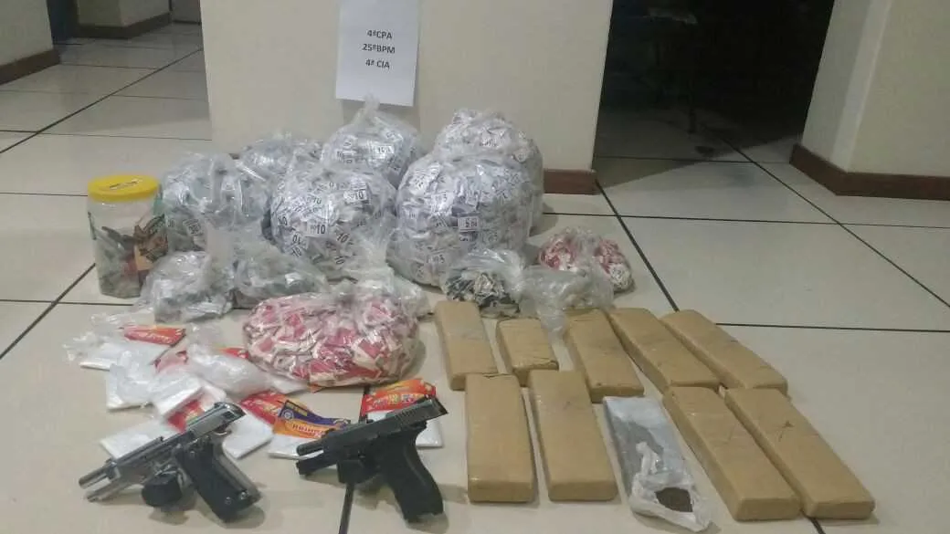 As duas pistolas e as drogas foram levadas para a delegacia de Saquarema, que registrou caso