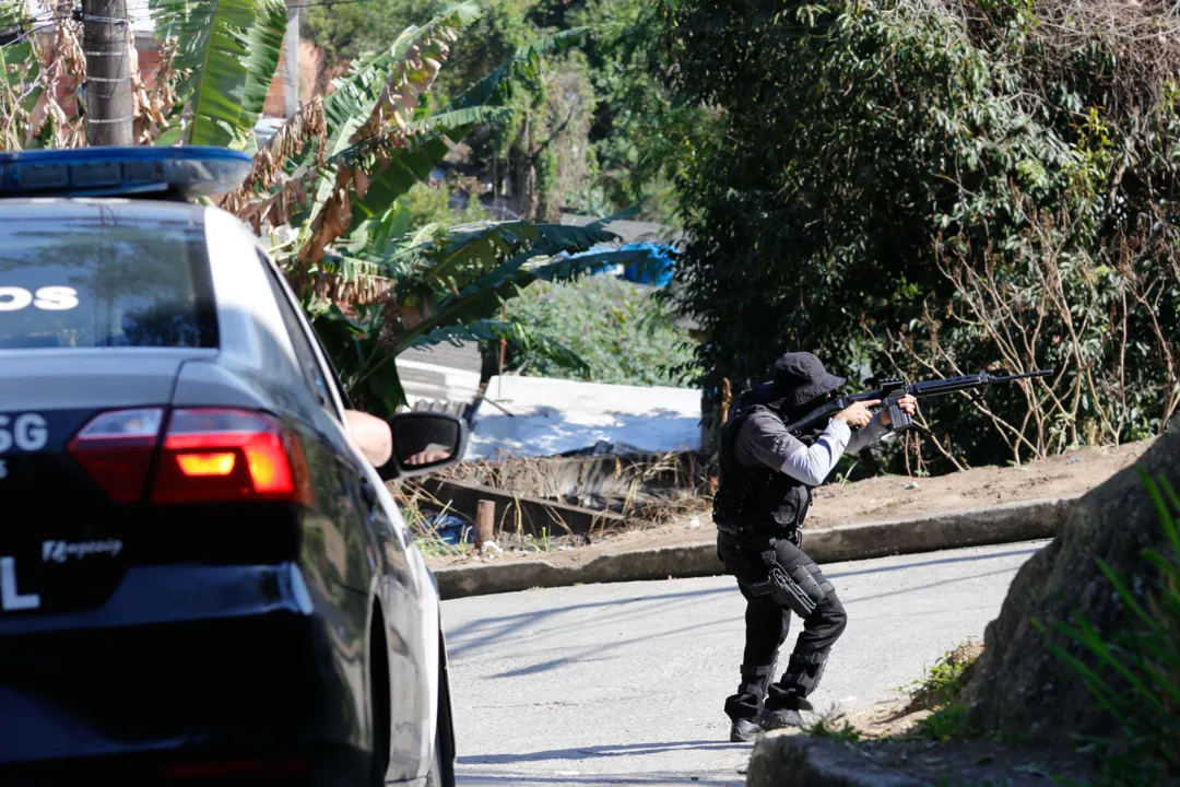 Policiais da DHNISG foram ao local investigar o crime e também realizar a perícia técnica