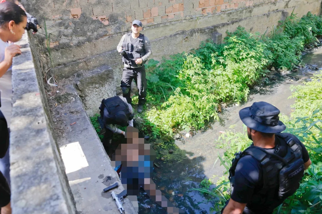 De acordo com os policiais, ao lado do corpo havia uma pistola
