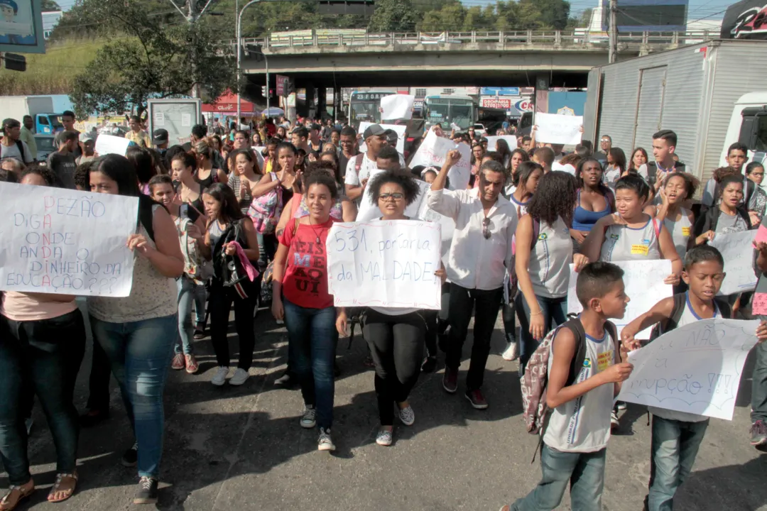 Profissionais da educação e alunos fizeram manifestação pela reabertura de turmas nas escolas pelas principais ruas de Alcântara .