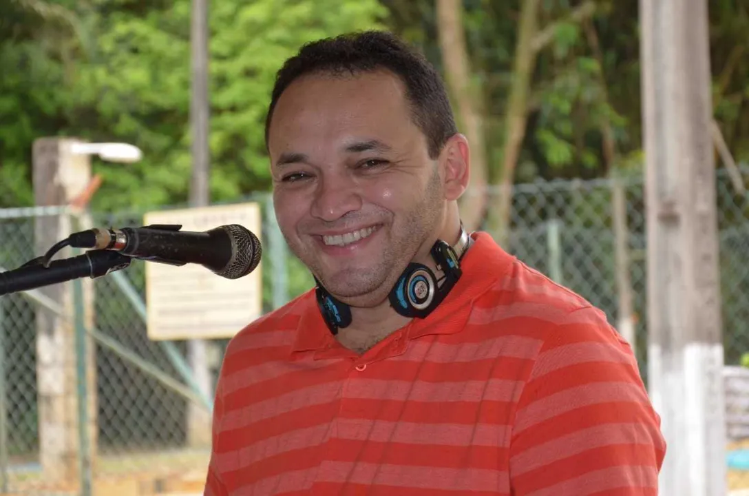 Dia dos pais animado no Canto do Rio
O Canto do Rio preparou um dia inteiro de festa com diversas atrações, brindes, comida boa e muita diversão. A partir das 11h do domingo, a diversão será à beira da piscina com o cantor e tecladista Terto Júnior. A animação irá continuar com a Domingueira Dançante, no salão de eventos do clube. A atração da noite será a Banda WP Show e, nos intervalos, Dj Sandra Lopes. A festa à beira da piscina é aberta a sócios e convidados. Já o show no salão de eventos é aberto ao público. Os ingressos custam R$20 e a entrada é franca para sócios. O Canto do Rio Foot-ball Club fica na Avenida Visconde do Rio Branco, 701, Centro.
