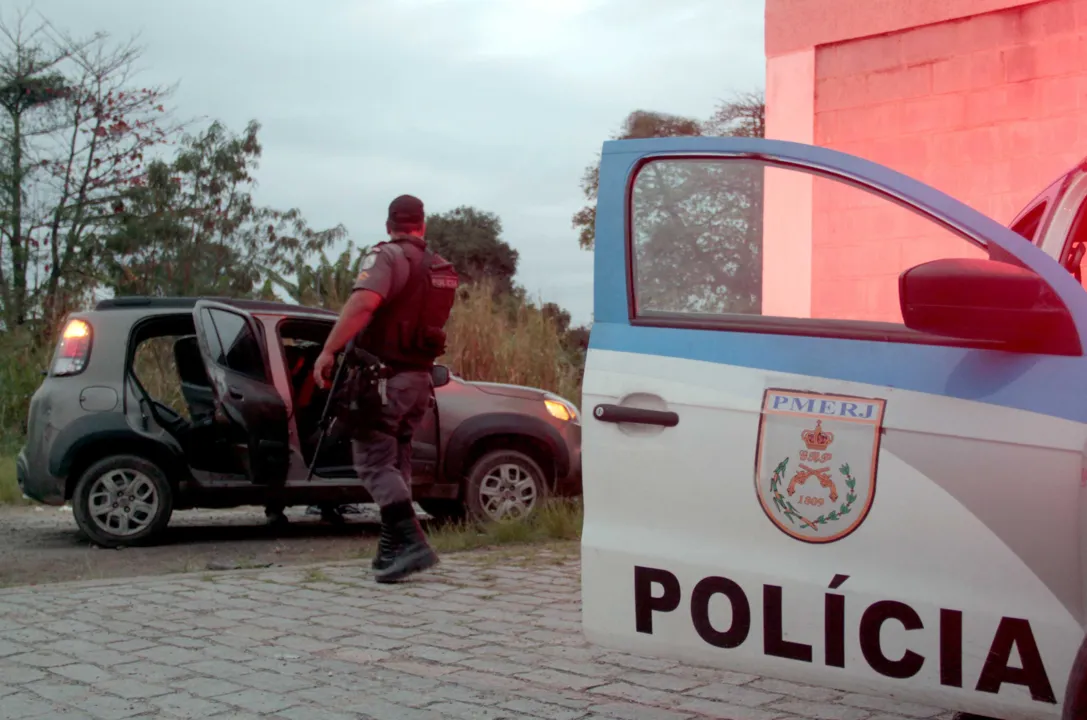 Veículo foi abandonado em rua principal de Guaxindiba