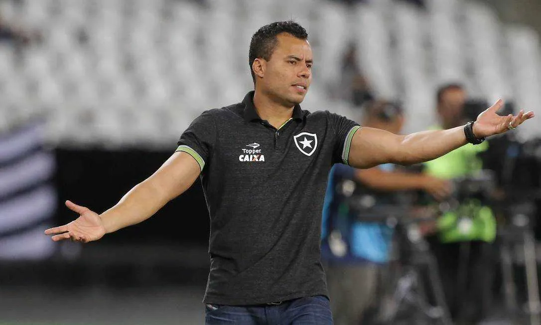 O técnico Jair Ventura reclamou bastante da violência dos uruguaios, ontem, no Nilton Santos