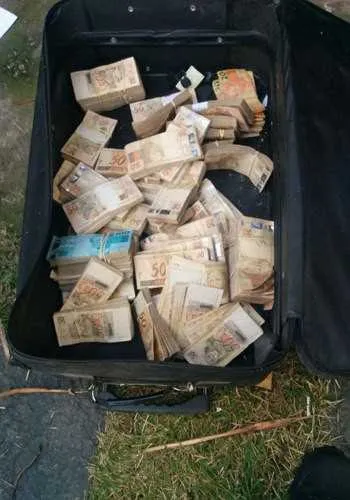 Uma mala com dinheiro foi encontrada por agentes do MP
